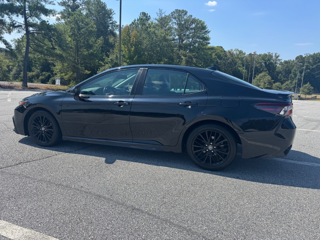 2022 Toyota Camry SE Nightshade's photo